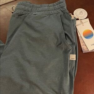 NWT Vuori Women’s Performance Joggers L Iron Heather